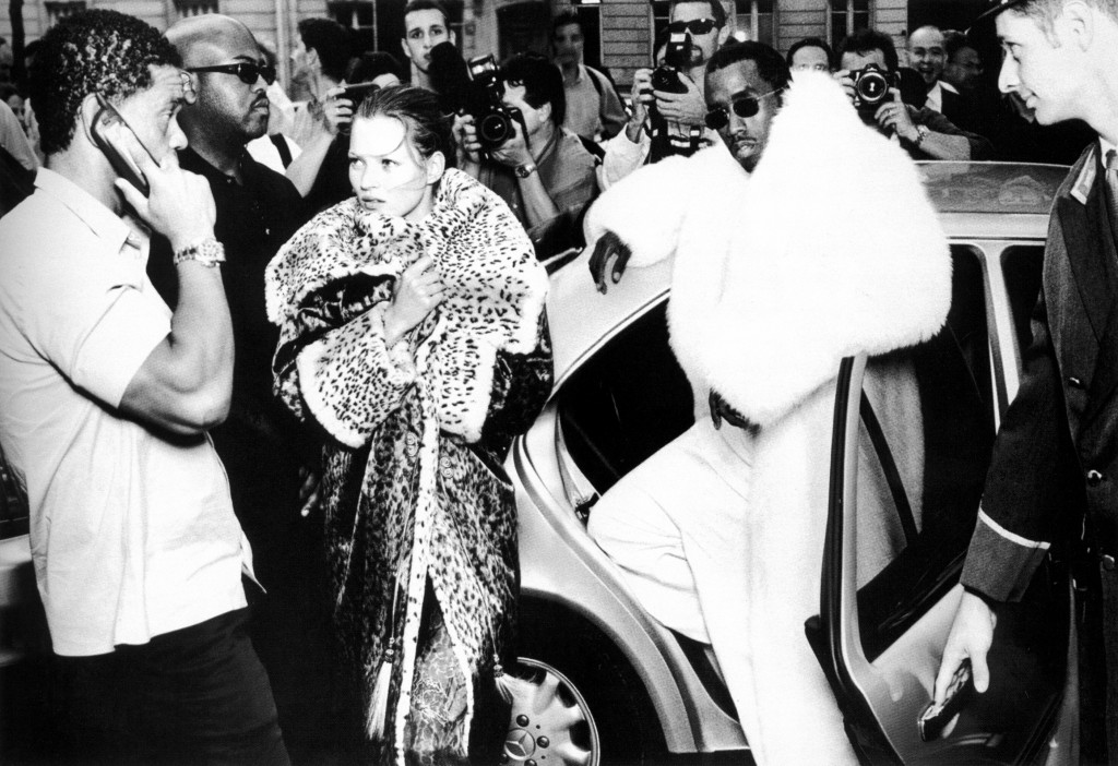 Sean “P. Diddy” con abrigo hecho exclusivamente para él por Ninja Furs, y Kate Moss con abrigo de Emmanuel Ungaro. Vogue, 1999. © Annie Leibovitz/Contact Press Images.