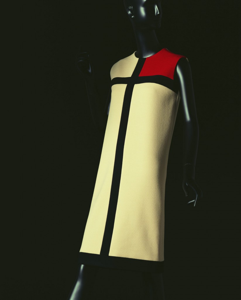 Vestido de Yves Saint Laurent, inspirado en las pinturas de Piet Mondrian. Otoño/invierno 1965. © The Kyoto Costume Institute.