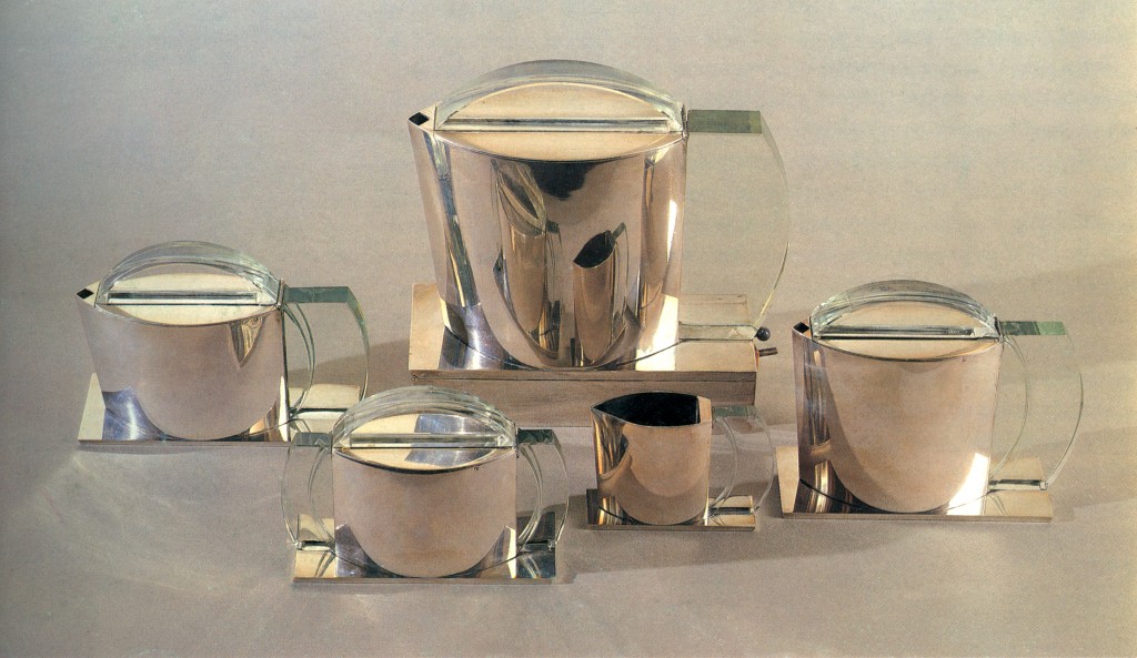 Juego de té en plata y cristal, por Madame Nahmias. Francia. © Colección N. Manoukian.