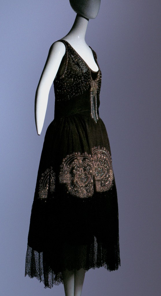 Vestido de noche con motivo geométrico azteca. Por Jeanne Lanvin. Hacia 1920-1924. Francia. © The Kyoto Costume Institute.