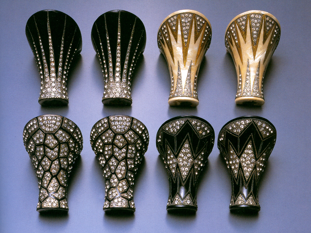 Tacones de madera con pintura al esmalte y resina, decorados con incrustaciones de falsa pedrería. Hacia 1925. © The Kyoto Costume Institute.