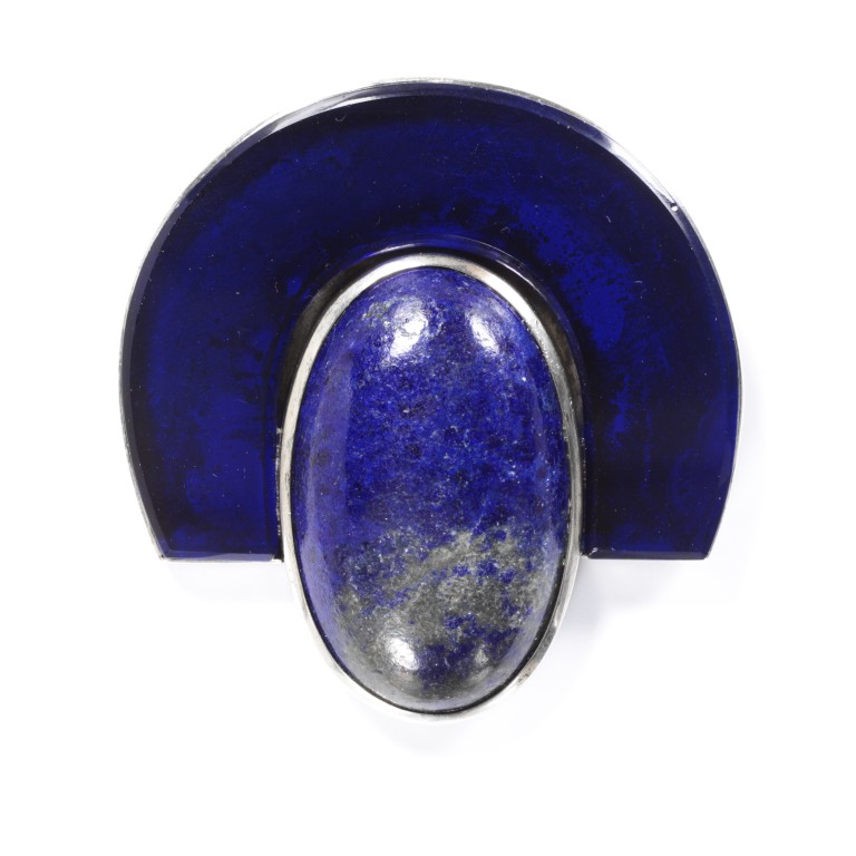 Raymond Templier. Broche. Oro blanco con lapislázuli y vidrio azul. 1934. Francia. © The Victoria & Albert Museum. Londres. 