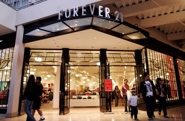 El año pasado, la llegada de Forever 21 fue épica: Conseguir ropa allí, en los primeros meses, era toda una batalla campal. El centro comercial Titán Plaza se vio invadido de bolsas amarillas. Forever 21, durante años fue la marca estrella de los que revendían ropa traída de Estados Unidos, y símbolo de lo 'americano y fino'. Y tal como esta marca, llegan otras con otros significados, a tomarse al ávido de tendencias consumidor colombiano. Foto: Yahoo.