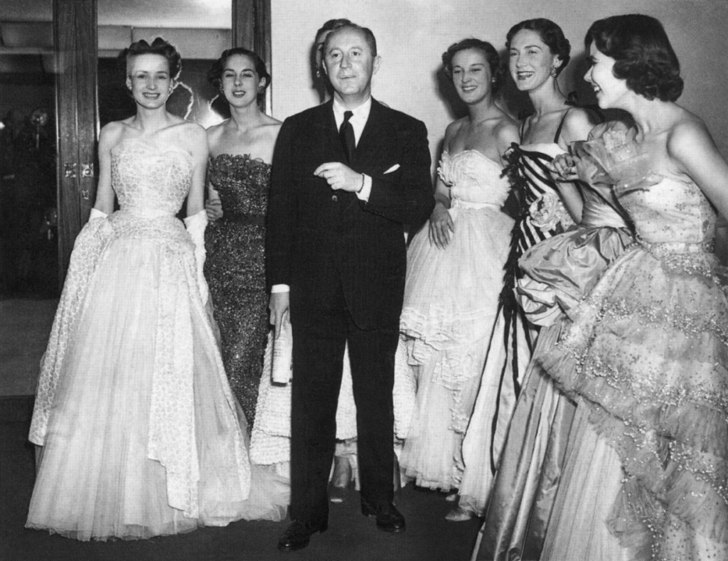 Christian Dior con "sus chicas", el apelativo para sus modelos. © Hulton Getty/Tony Stone. 