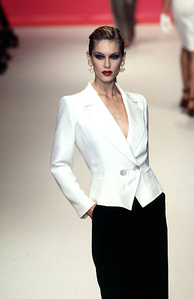 Yves Saint Laurent, prêt à porter, primavera-verano, de 1996. © Firstview.com �