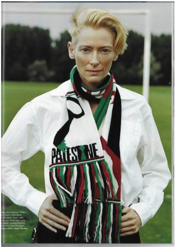 Tilda Swinton, en una polémica editorial de Vogue Inglaterra al lucir un accesorio a favor de la creación de Palestina. Foto: Vogue