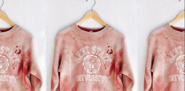 Polémica camiseta de Urban Outfitters que rememoraba la masacre de la Universidad de Kent en 1970. La marca tuvo que pedir disculpas por el incidente en un país cuyos casos de tiroteos escolares han causado horror a nivel mundial. Foto: Urban Outfitters.