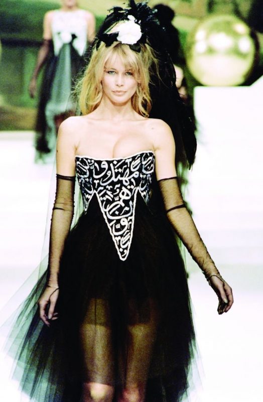 Claudia Schiffer, en el legendario vestido con letras del Corán que causó la ira del mundo musulmán. Foto: Getty Images