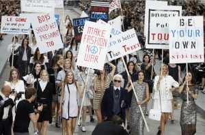 El desfile de Chanel que hizo apología al feminismo y fue tanto alabado como criticado por feministas y por consumidores de moda. Foto: Getty Images