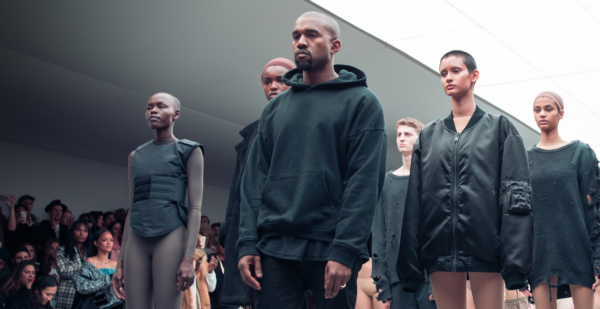 Puede que las cualidades de Kanye West como diseñador sean altamente cuestionables, pero él hace parte de una generación de estrellas que tiene su propia visión sobre la moda. En la entrevista con Style dejó claro que muy a pesar de sus nulas capacidades creativas, tenía una opinión fuerte y sustentada sobre la industria. Foto: Getty Images