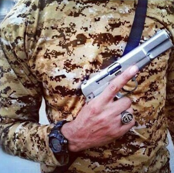 Aquí, uno de los yihadistas en Instagram. Tiene su pistola, su reloj Casio (un must de moda para ellos debido a su durabilidad) y su pistola. Foto: Instagram