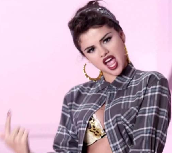 Selena Gomez como una chola de Los Ángeles. vía Selena Gomez VEVO.