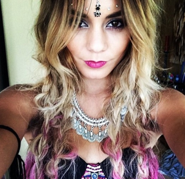 El bindi usado en la estética "boho chic", popularizado por estrellas como Vanessa Hudgens. vía Instagram/Vanessa Hudgens.