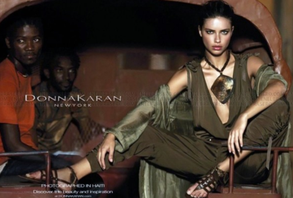 Este anuncio de Donna Karan causó polémica por mostrar a la modelo en un ambiente contrastante. En este caso, Haití. vía Donna Karan.