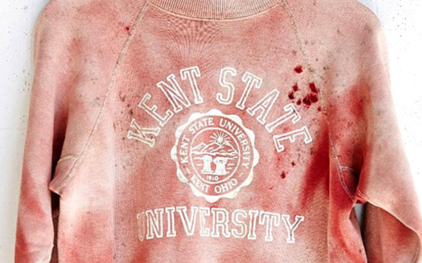 La criticada camiseta de Urban Outfitters que rememoró la masacre de la Universidad de Kent en 1970. vía Urban Outfitters.