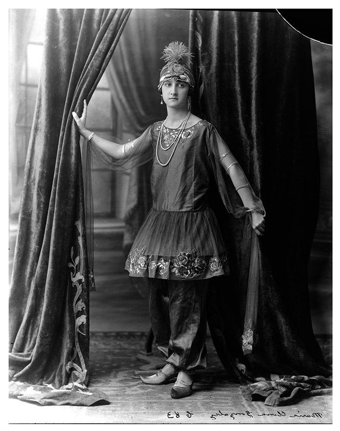 María Elena González, por Fotografía Rodríguez, Medellín, 1927. © Biblioteca Pública Piloto de Medellín para América Latina.