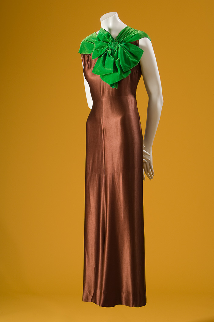 Augustabernard; vestido de noche en seda charmeuse color marrón y terciopelo verde, Francia, 1934. © Museo del Fashion Institute of Technology.