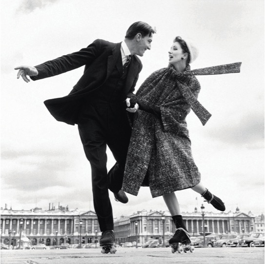 Suzy Parker vestida de Dior en la Place de la concorde, París, Agosto de 1956.