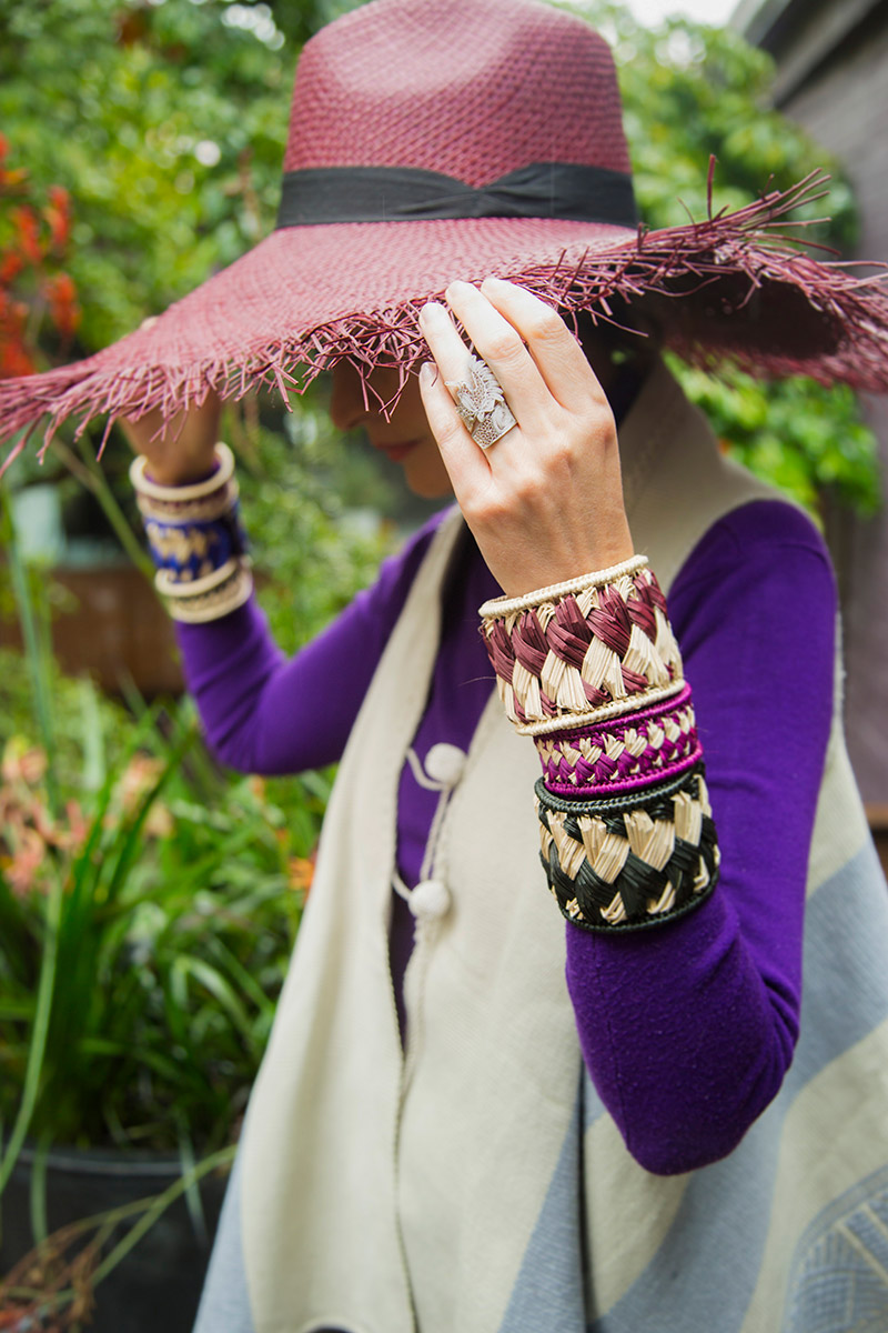 sombrero Sandona, chaleco Kamentza, pulseras fibras vegetales, anillo filigrana