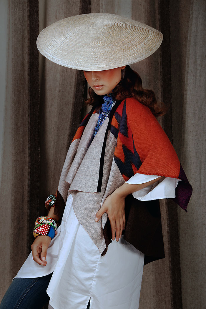 Sombrero de paja tetera, realizado por ArtTimbiqui en el Valle del cauca. Collar de cuentas azul, por Hugo Jamioy de Sibundoy, Putumayo. Brazaletes de madera pintada a mano y resinados, de Manuel Pertuz Mendoza, del Atlántico; poncho de Adriana Santacruz; blusón blanco de Pura Vestuario; jean azul de G-Star.