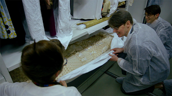 Andrew Bolton viendo el archivo de YSL en Paris. Sublime!!!