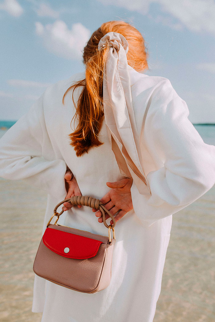 mujer con bolso pequeño de colores