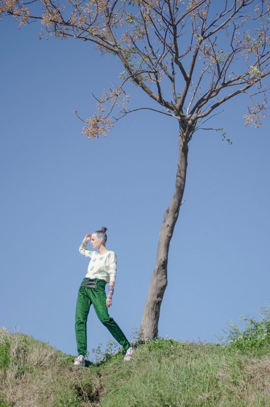 Buso de Tanuki Yuki;  pantalón de  Alin Cohen; buzo de Coni Tarallo; brazaletes de Sebastián O'Gorman  