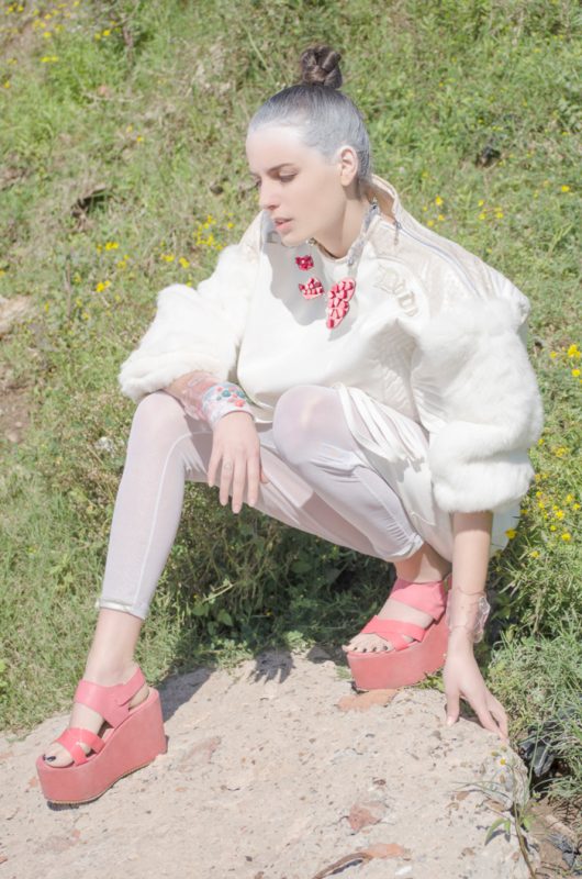 Pantalón de tiro bajo y buzo con mangas de piel de conejo de Coni Tarallo; brazaletes  y collar de Sebastián O'Gorman