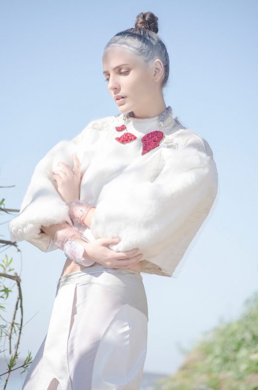 Pantalón de tiro bajo y buzo con mangas de piel de conejo de Coni Tarallo; brazaletes  y collar de Sebastián O'Gorman