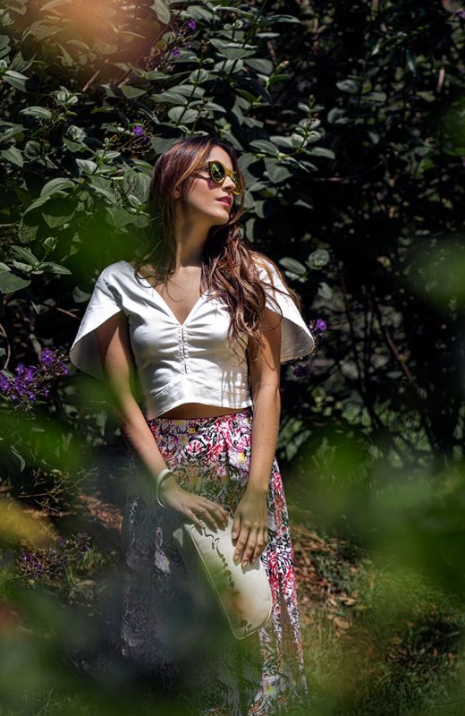 Crop top y bolso de Natalia Londoño, falda de MercyMercy en Makeno y gafas de sol de Wilde