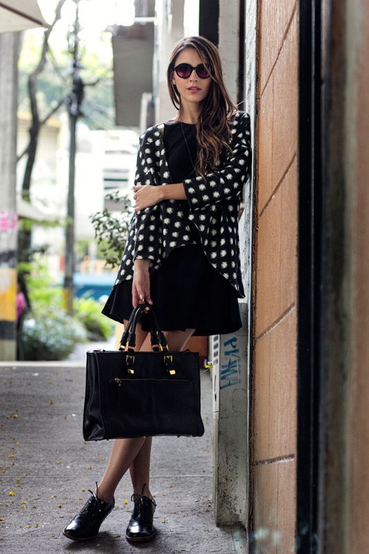 Vestido y capa de Midi en Makeno, bolso de Savil, botines de Patricia Mejía en Makeno, gafas de Wilde y accesorios de PaprikaPepperMe