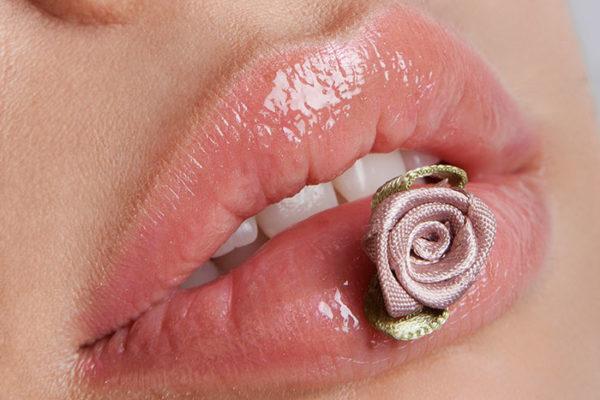 "English Rose" el color rosa cuarzo acompaña un labial ultra natural. La delicadeza e inocencia en los labios